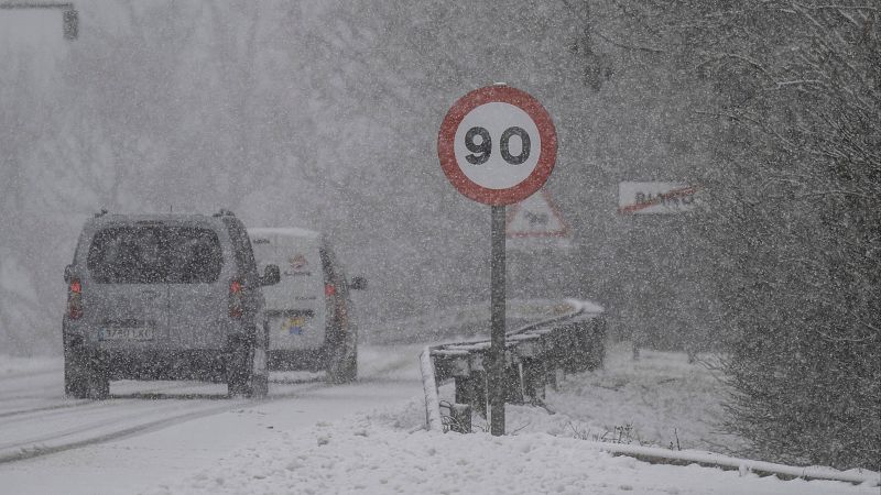 La nieve bloquea varias carreteras: "Hemos avanzado 20 metros en cuatro horas"