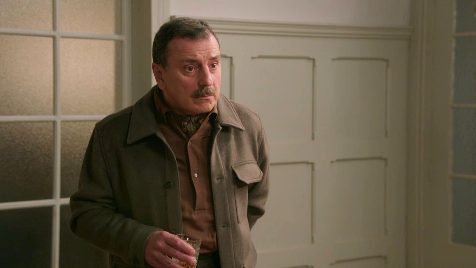 Jerónimo llega a Madrid para matar a Fermín - Salón de té La Moderna | Ver