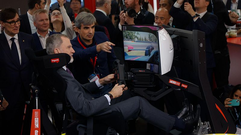El rey se sube a un simulador de coche de Fórmula 1 durante el Mobile World Congress en Barcelona