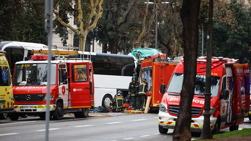 Un choque de dos autobuses en Barcelona deja 30 heridos - Informativo 24h | Ver