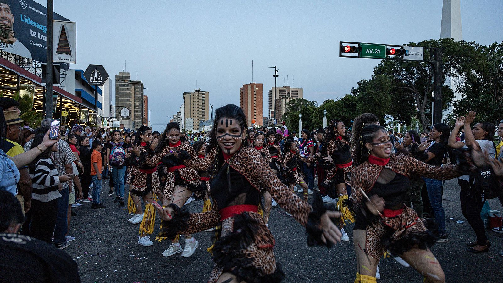 El lunes de Carnaval llena de color las calles en países de todo el mundo - Informativo 24h | Ver