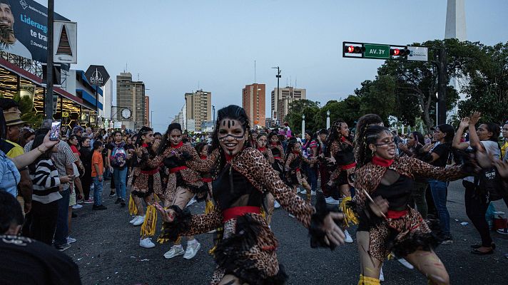 Informativo 24h - El lunes de Carnaval llena de color las calles en países de todo el mundo