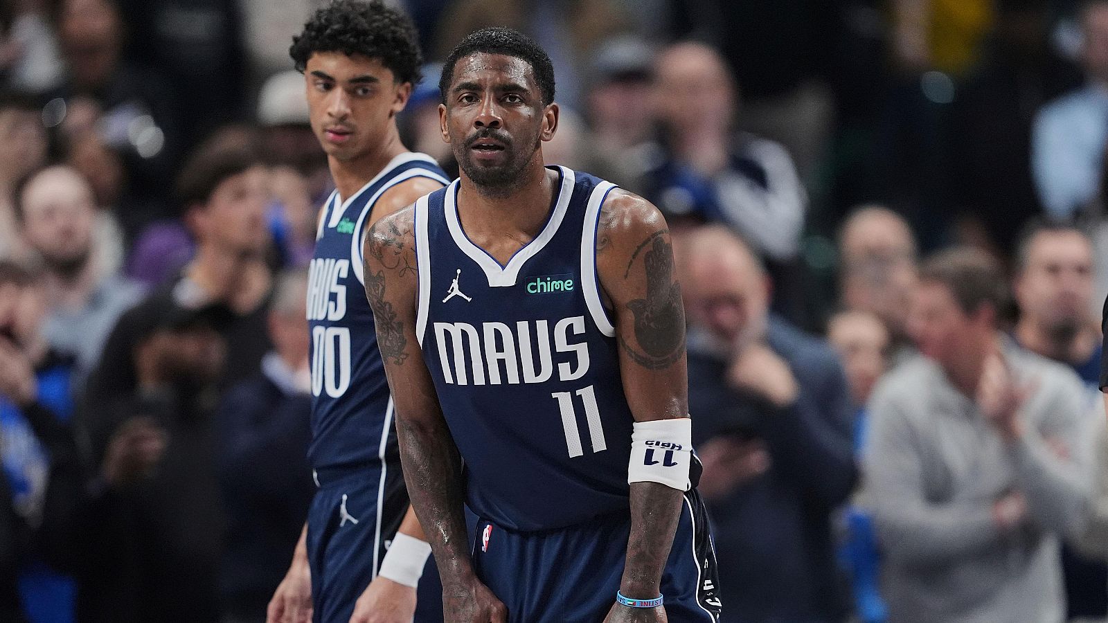 Kyrie Irving anota incluso después de lesionarse con Dallas - Informativo 24h | Ver
