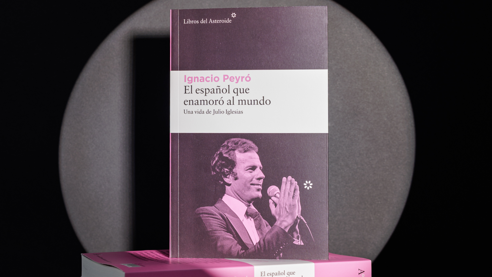 La vida de Julio Iglesias, plasmada en un libro | Ver