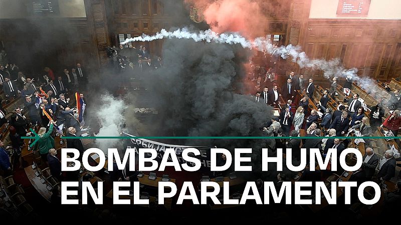 Caos en el Parlamento de Serbia: la oposición lanza bombas de humo como protesta contra el Gobierno