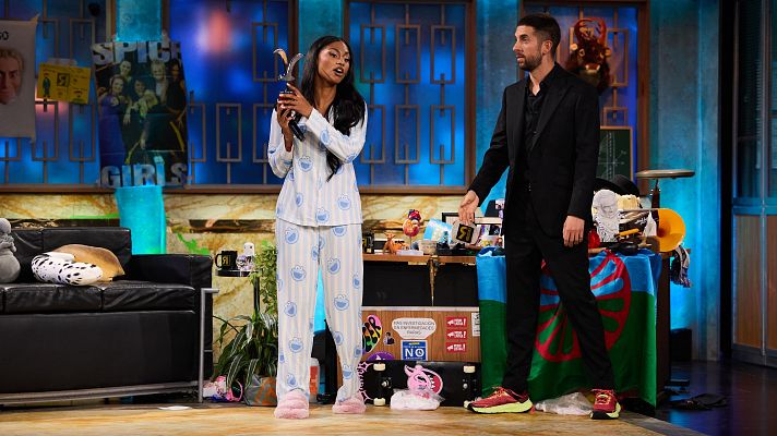 La Revuelta - NIA cumple su promesa y vuelve en pijama