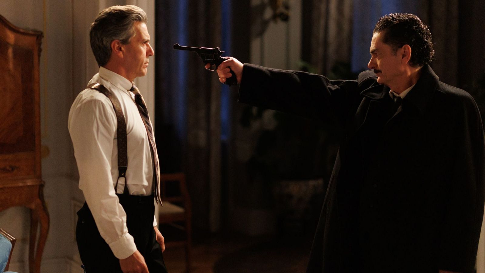 Fermín intenta matar a Emiliano - Salón de té La Moderna | Ver