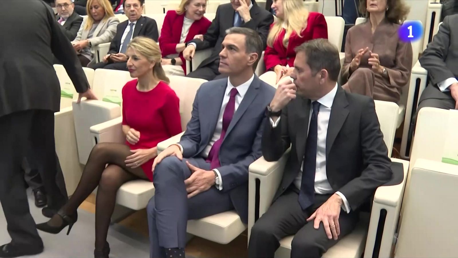 Crítiques a Junts per l'acord amb el PSOE que delega les competències en immigració a Catalunya - L'Informatiu | Veure