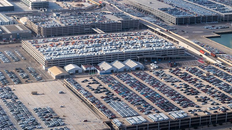 La UE flexibiliza sus exigencias ambientales para el automóvil - Telediario 1 | Ver