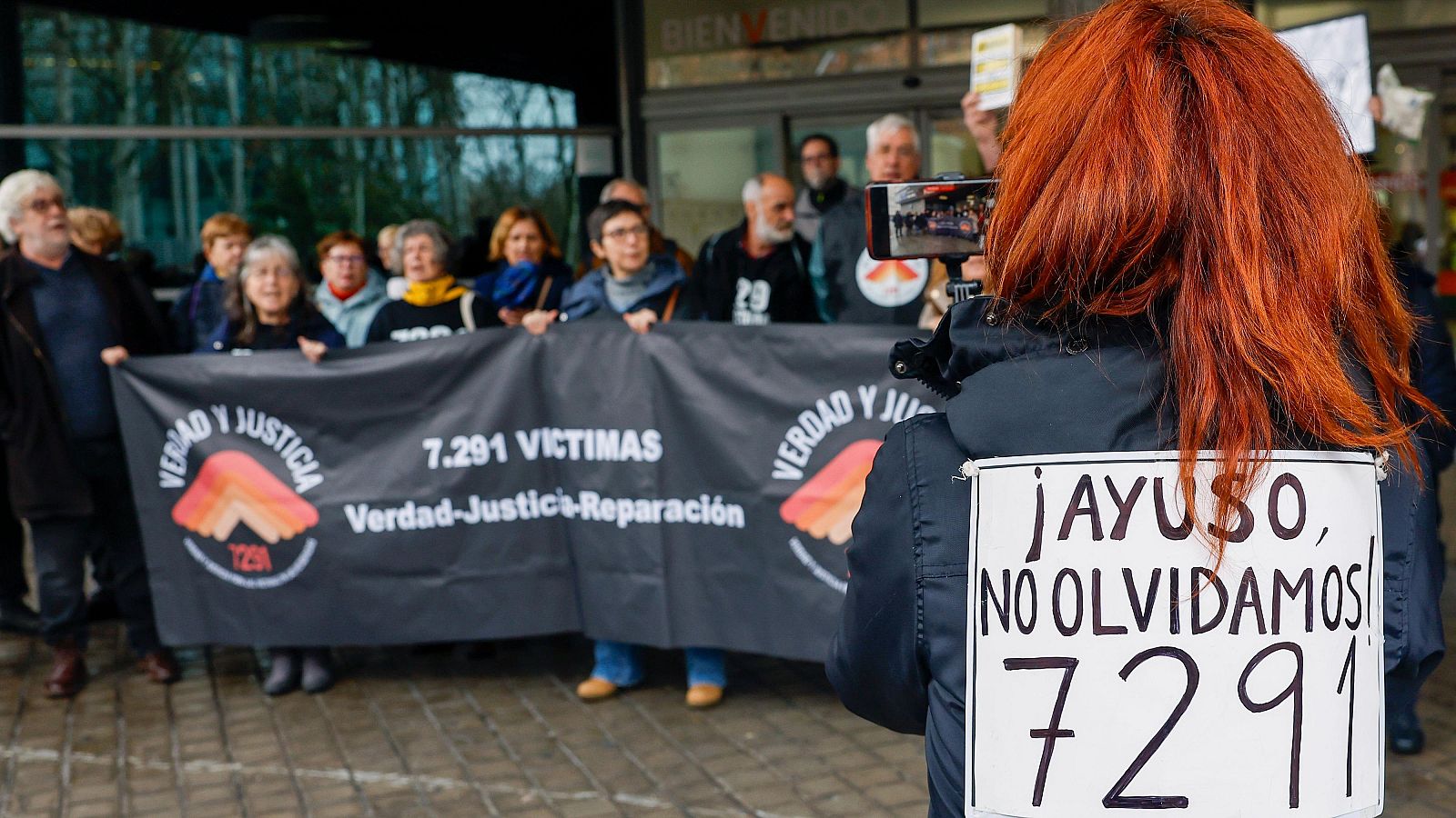 Familiares de fallecidos en residencias madrileñas ofrecen a Ayuso 29 cartas - Informativo 24h | Ver