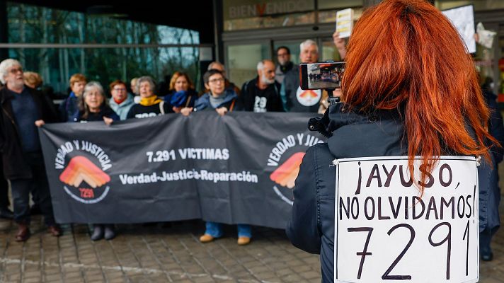 Informativo 24h - Familiares de fallecidos en residencias madrileñas ofrecen a Ayuso 29 cartas: "Es increíble que nos miren y sonrían"