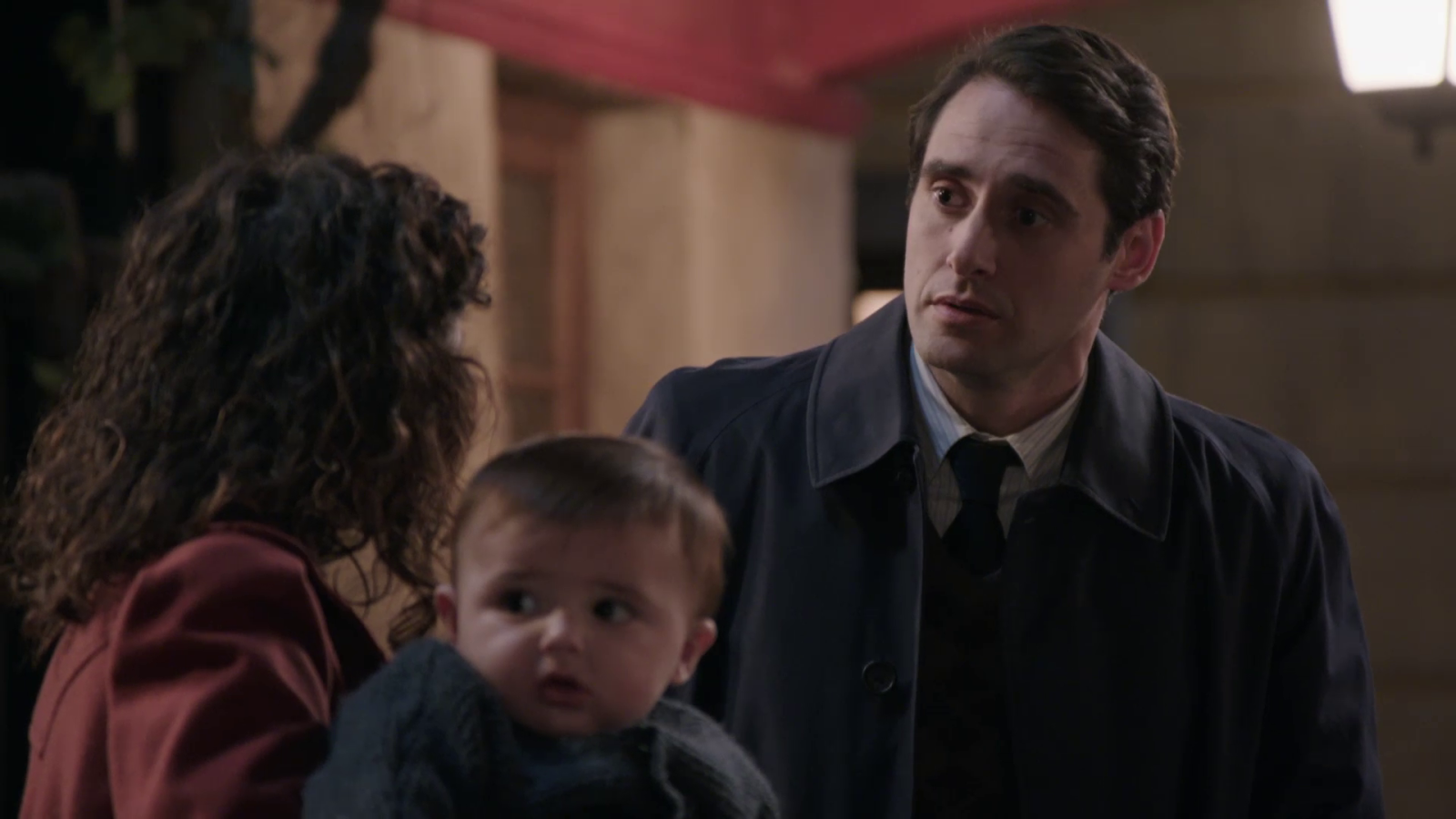 Miguel comunica su ascenso a Trini - Salón de té La Moderna | Ver