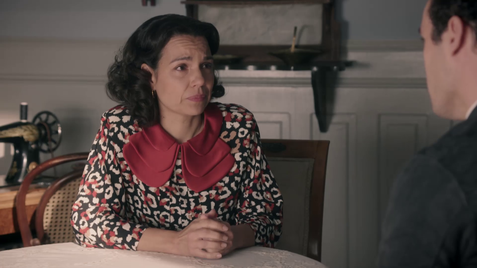 Pepita le explica a Rodrigo su historia - Salón de té La Moderna | Ver