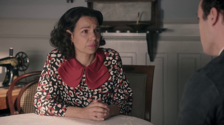 Salón de té La Moderna - Pepita le explica a Rodrigo su historia