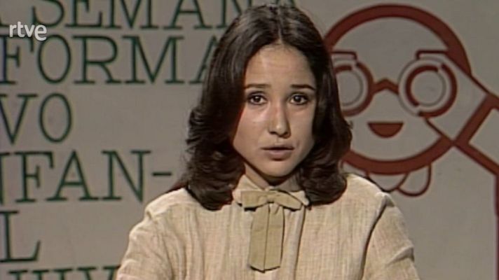 Mujer presenta programa infantil de RTVE con motivo del Día Universal del Niño.  Cartel con texto \"SEMANA\", \"FORMA\", \"VO INFAN\" y dibujo infantil.