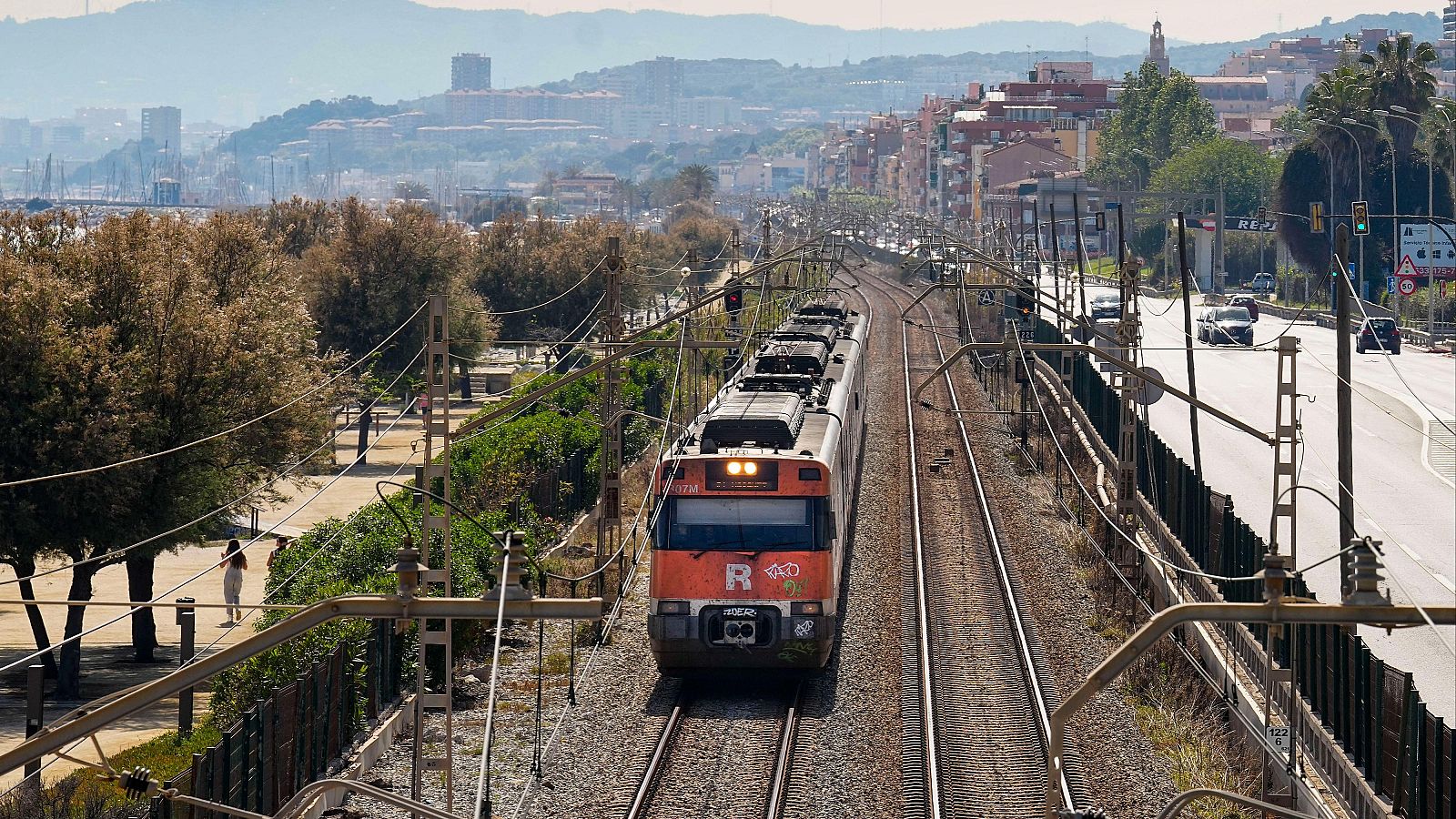 Una avería desata el caos en los trenes de Rodalies cerca de Barcelona | Ver