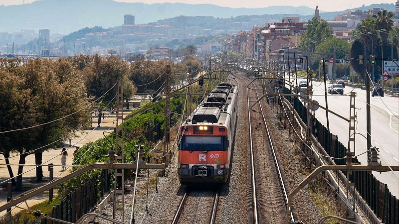 Una avería desata el caos en los trenes de Rodalies cerca de Barcelona | Ver
