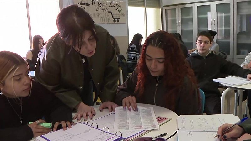 8M | La precariedad se ceba más con las mujeres sin estudios | Ver