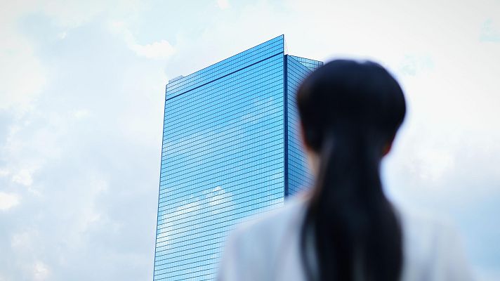 Telediario 2 - La desigualdad en el ascenso laboral: "A medida que escalas, el porcentaje de mujeres disminuye"