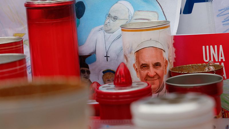 El papa pasa una "noche tranquila" y se encuentra "reposando" tras 23 días ingresado