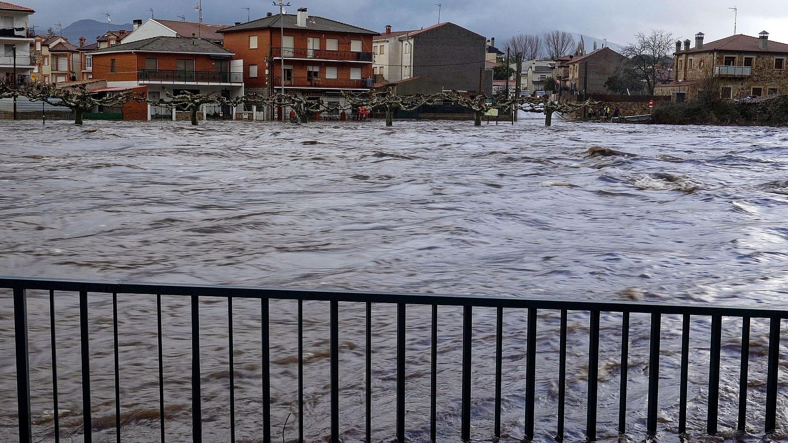 La borrasca Jana deja crecidas de ríos, pero se debilita | Ver