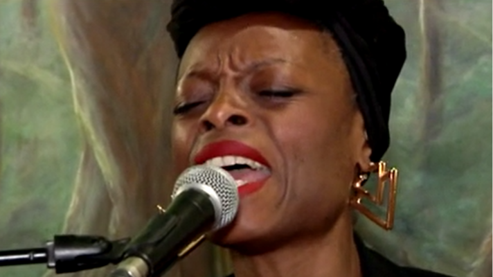 Atención obras - Acústico Astrid Jones