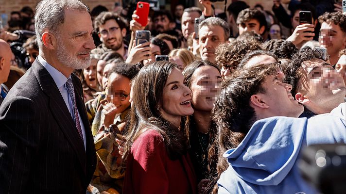 Informativo 24h - Los reyes, recibidos entre aplausos y vítores en Valencia