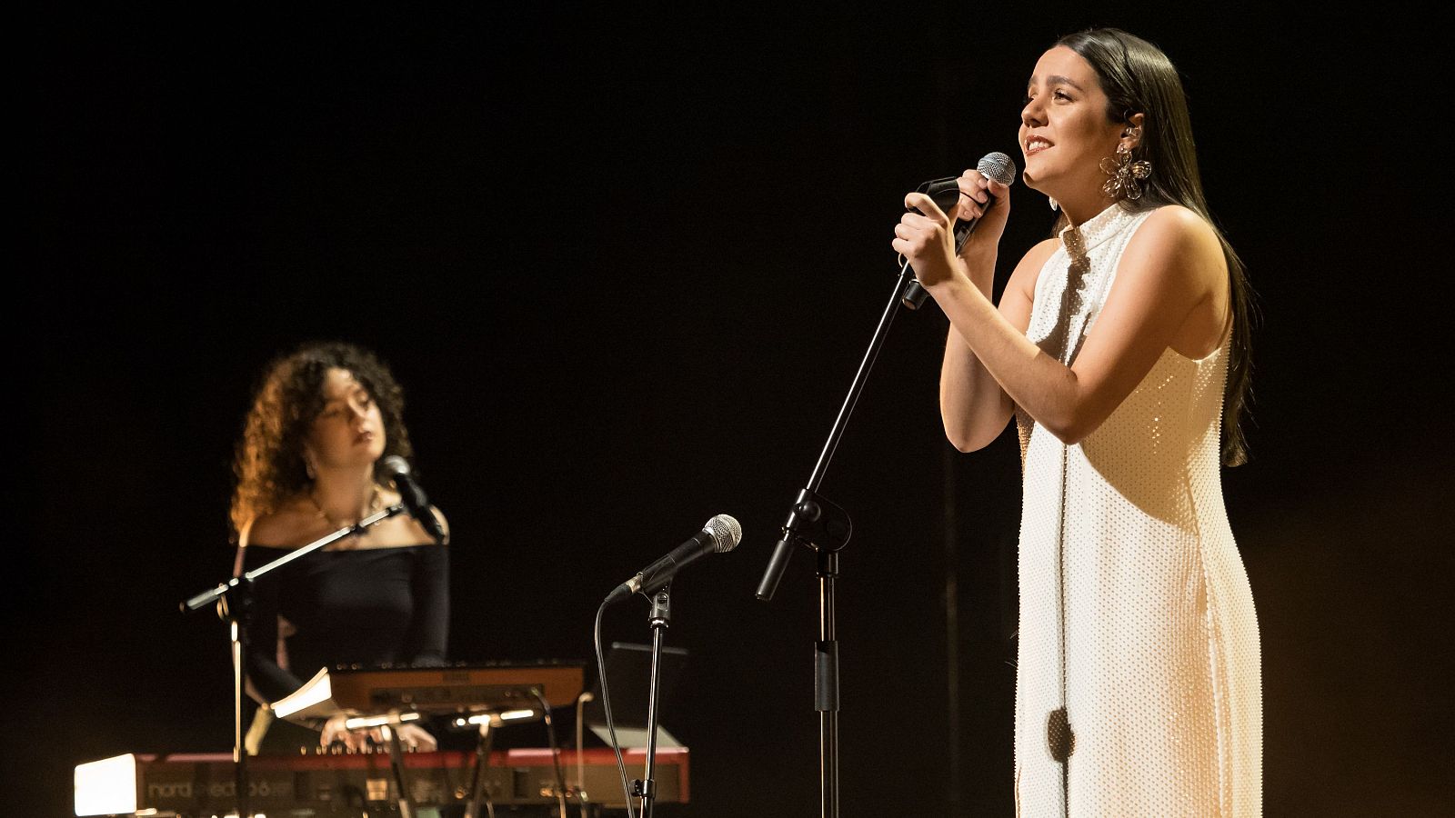 Valeria Castro expone sus reflexiones en su nuevo álbum | Ver