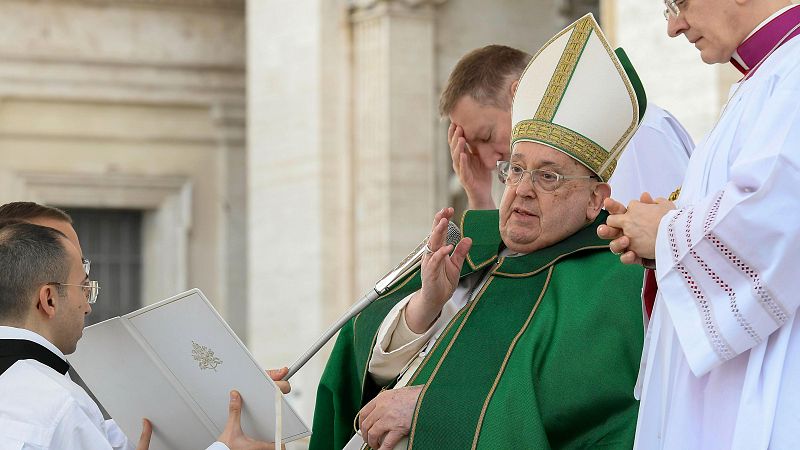 El papa Francisco sigue mejorando dentro de un cuadro clínico "complejo"