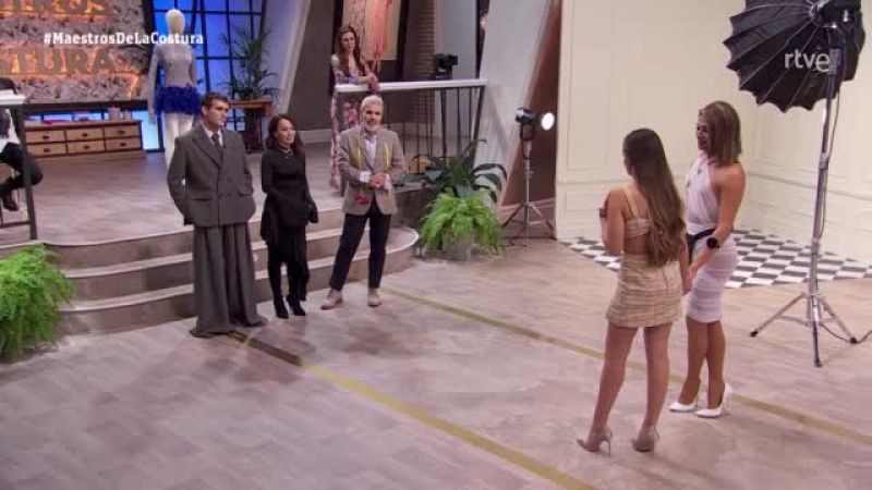 Marta Díaz desfila por María Escoté - Maestros de la costura Celebrity | Ver