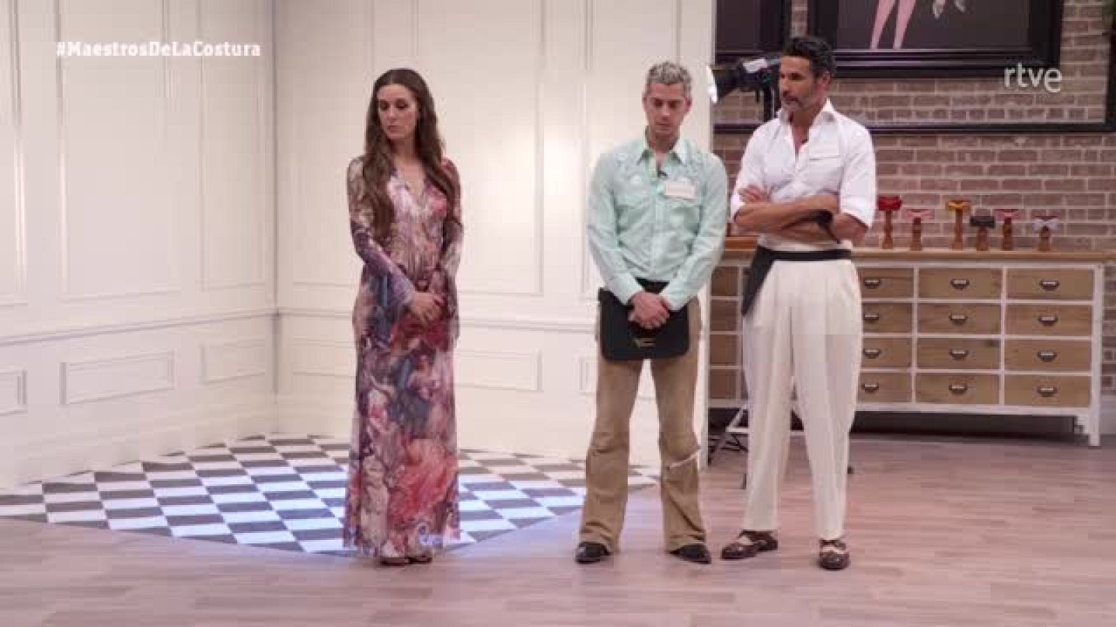 Oscar Higares el sexto expulsado de Maestros de la Costura Celebrity - Maestros de la costura Celebrity | Ver