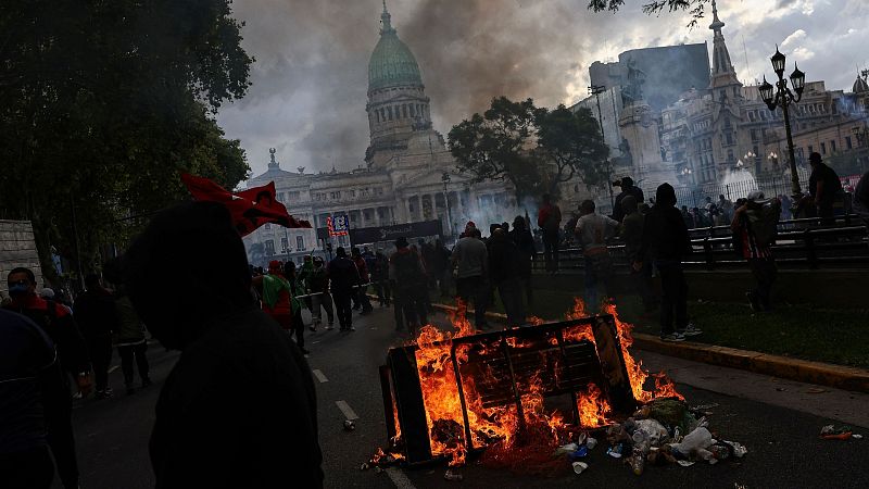 Jóvenes argentinos protestan en las calles contra los recortes de Milei