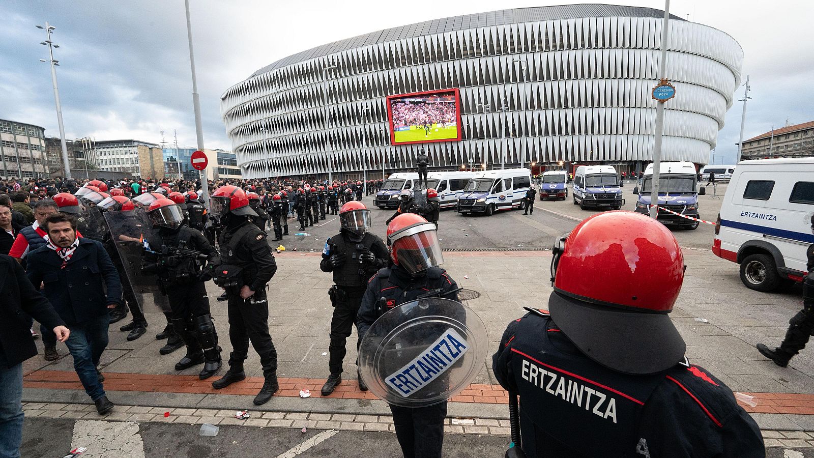 Seis detenidos por atercados en el Athletic-Roma de Europa League | Ver