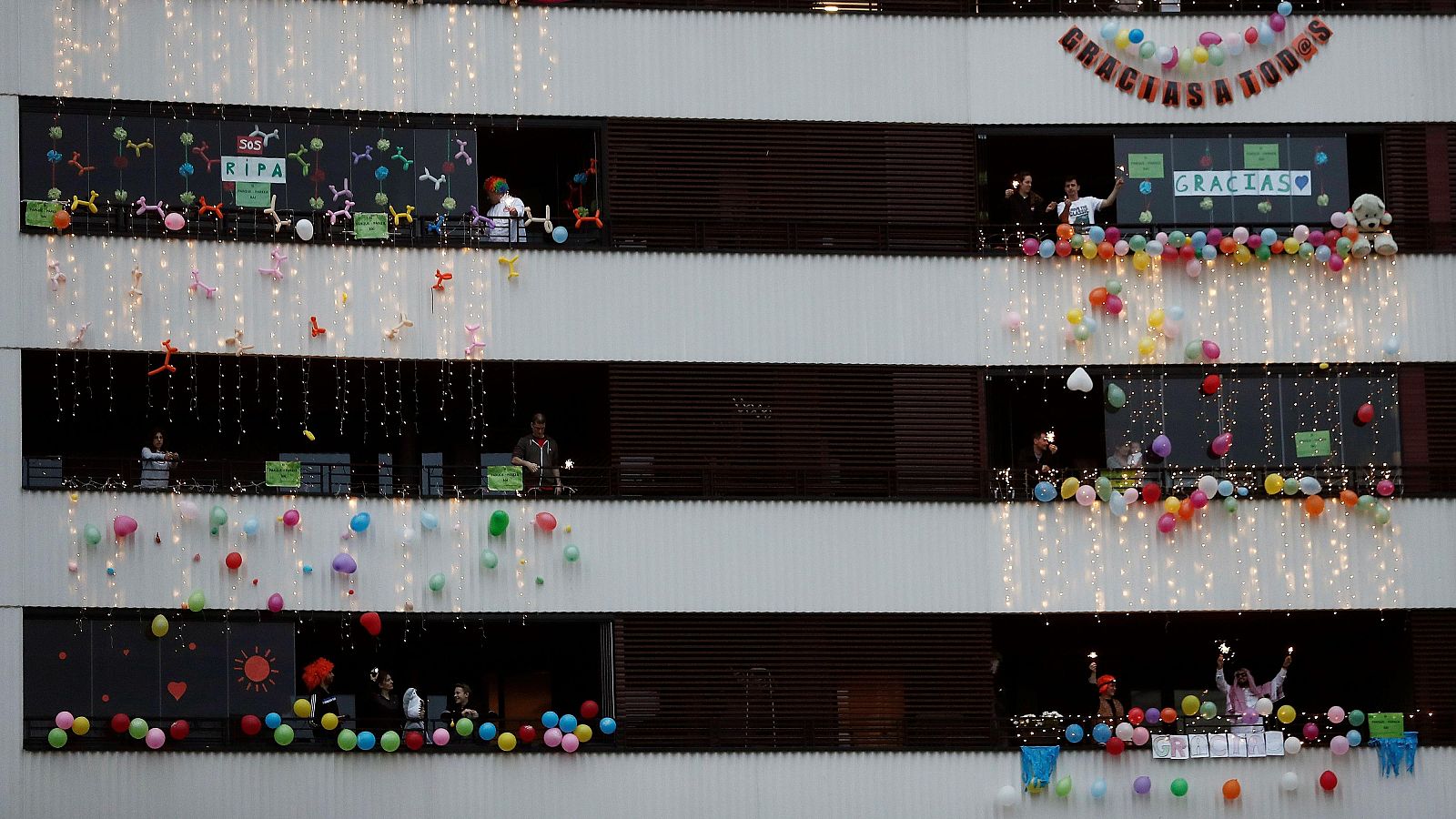 Cuando España salió a los balcones para aplaudir frente a la pandemia - Telediario 1 | Ver