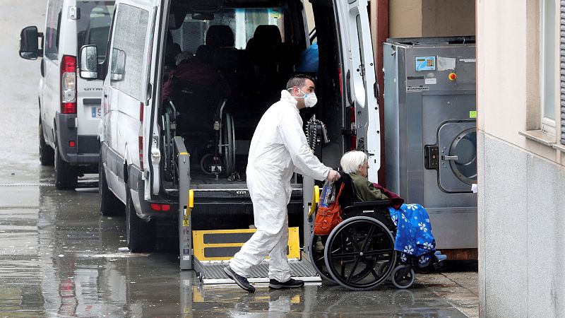 Muertos en las residencias por covid: sus familias siguen sin cerrar el duelo y cuestionan los protocolos de Madrid