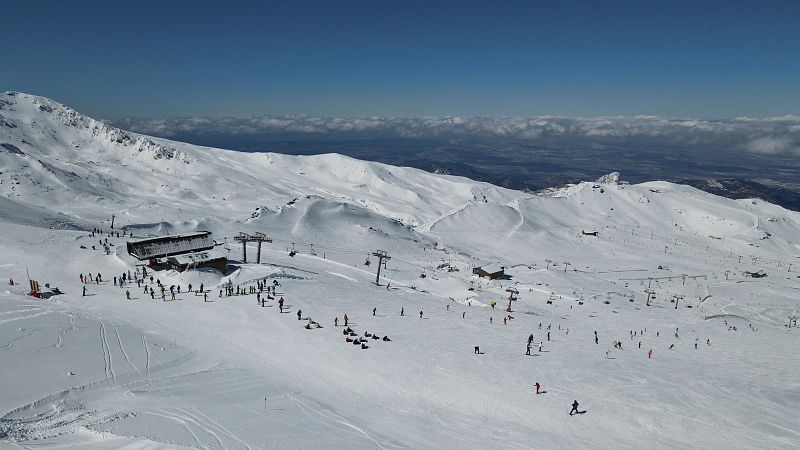La nieve ofrece un sábado de esquí en las estaciones españolas | Ver