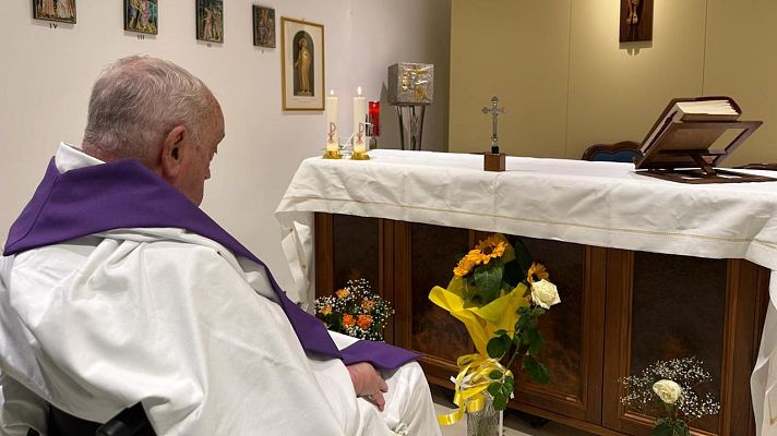 Telediario Fin de Semana - El Vaticano comparte la primera foto del papa tras un mes hospitalizado
