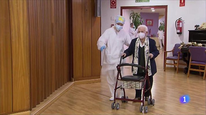  - Araceli, primera persona vacunada de COVID-19 en España