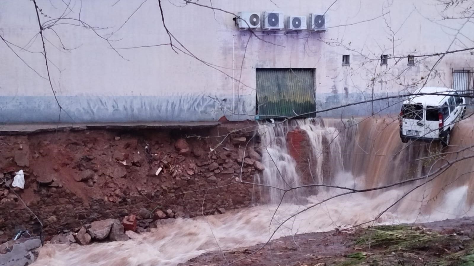 La rotura de una balsa de agua en Cáceres provoca una riada - Informativo 24h | Ver