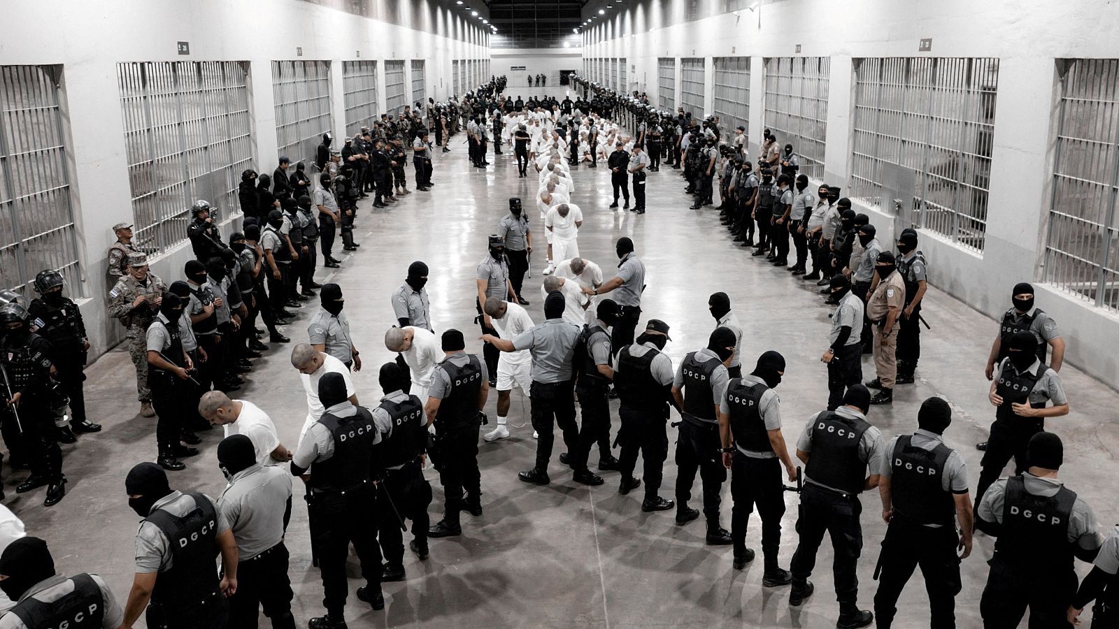 Trump invoca una ley del siglo XVIII para deportar a cientos de presos venezolanos a El Salvador | Ver