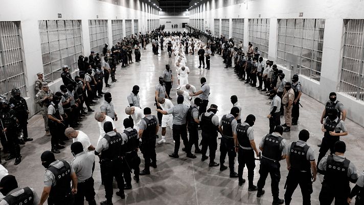 Telediario 1 - Trump invoca una ley del siglo XVIII para deportar a cientos de presos venezolanos a El Salvador