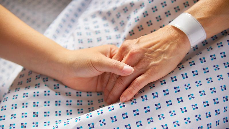 La jueza avala la eutanasia de la joven de 24 años que paralizó su padre - Telediario 1 | Ver