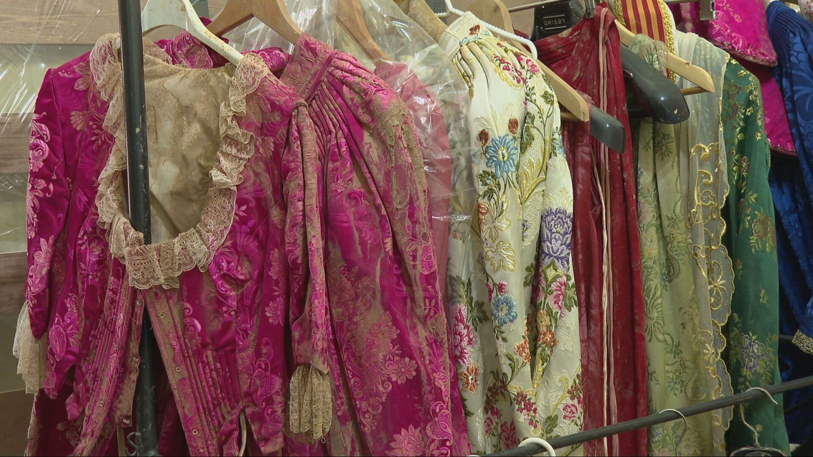 Trajes falleros y las huellas dejadas por la dana | Ver