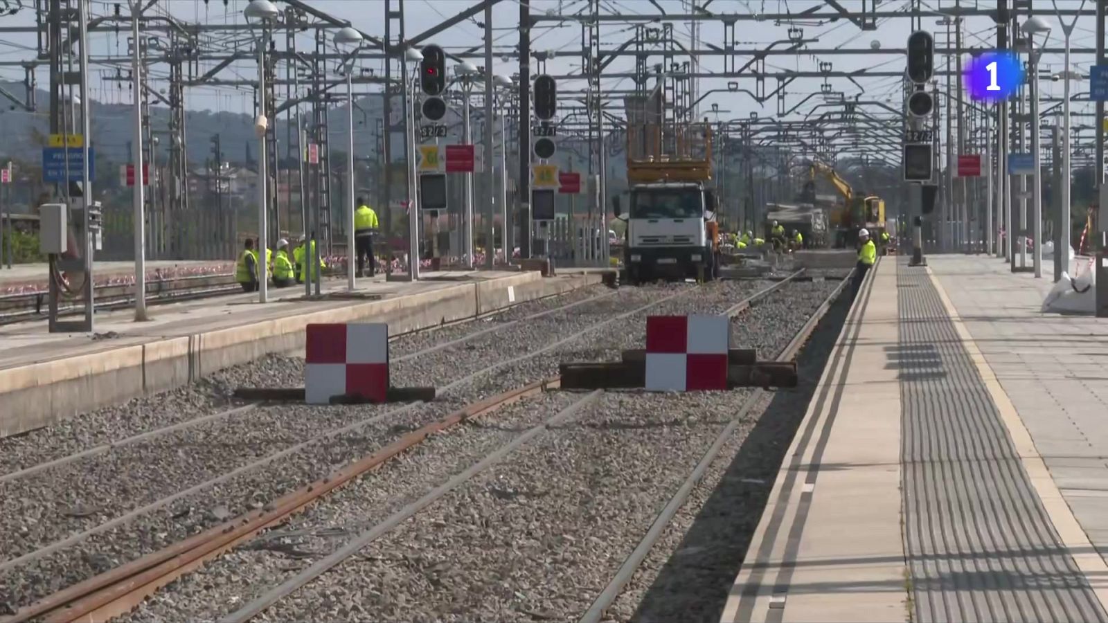 Aglomeracions, retards i cancel.lacions a Rodalies - L'Informatiu | Veure