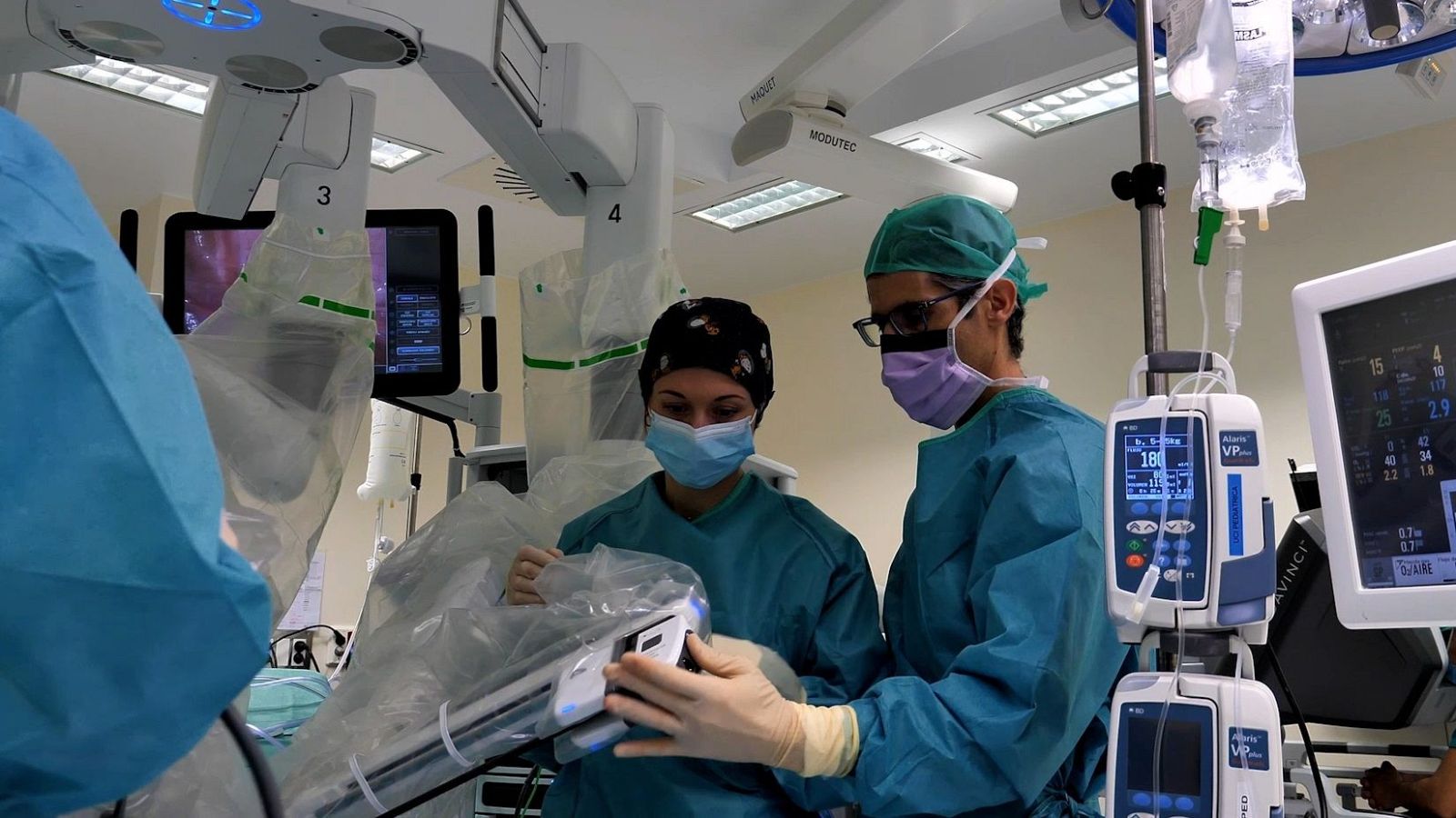 Un bebé de diez meses operado con cirugía robótica - Informativo 24h | Ver