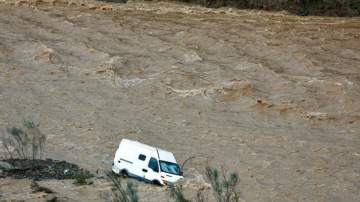 Informativo 24h - Las intensas lluvias dejan dos desaparecidos al volcar su coche en Constantina, Sevilla