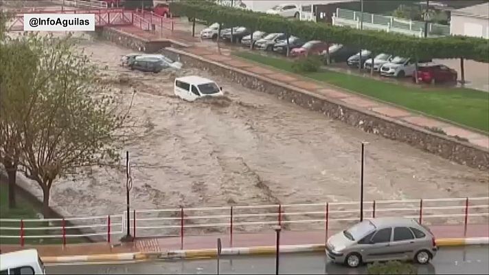 Informativo 24h - Una fuerte tromba de agua deja calles inundadas y rescates en el municipio de Águilas, en Murcia