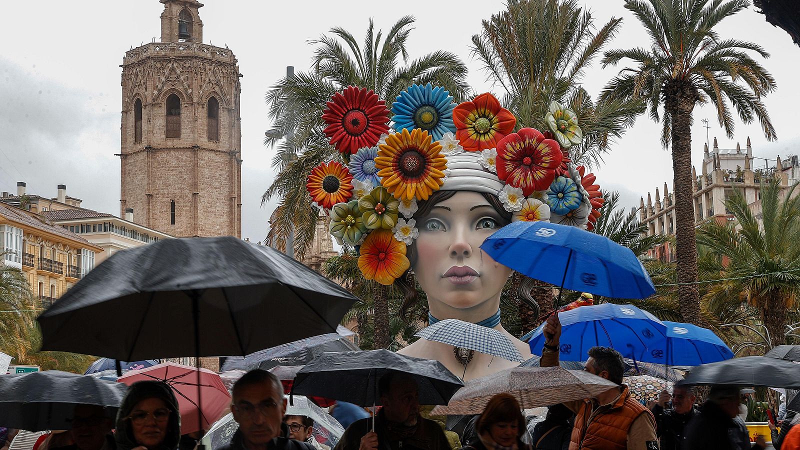 Valencia celebra unas Fallas pasadas por agua | Ver