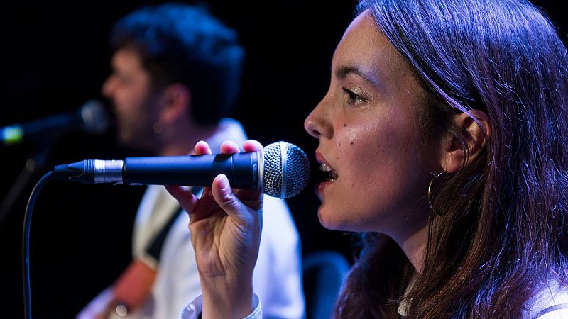 Ginestà recull el Premi Disc Català de l'Any 2024 per ‘Vida Meva’ a la festa de Ràdio 4 a l'Antiga Fàbrica Estrella Damm, amb actuacions de Guillem Roma i Juls.