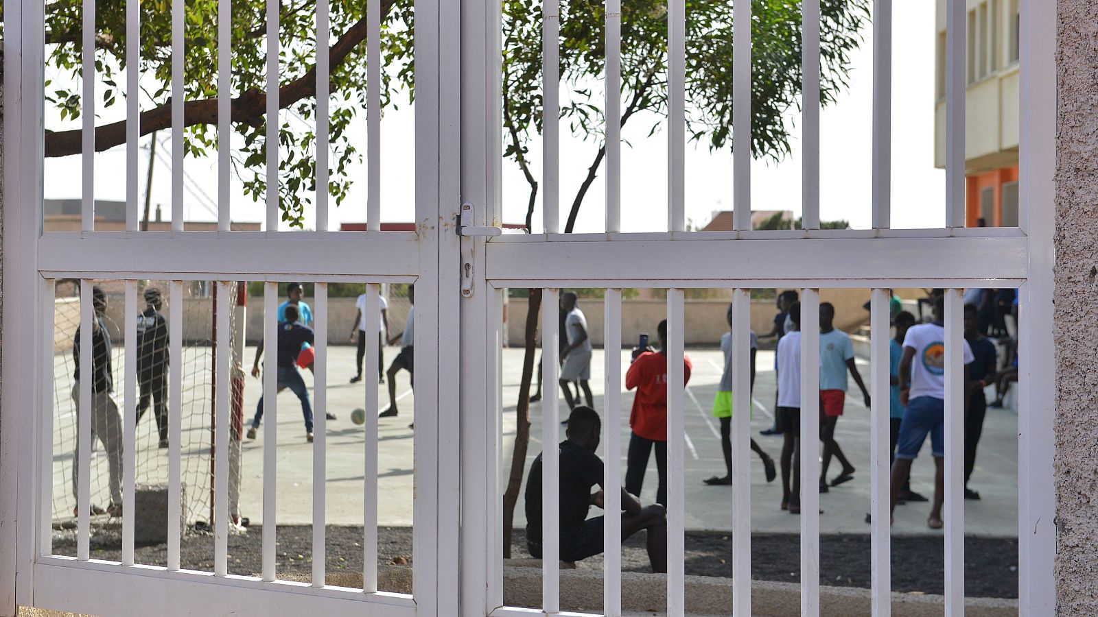 El PP advierte que sus comunidades no recibirán menores migrantes si el Gobierno no financia su acogida | Ver